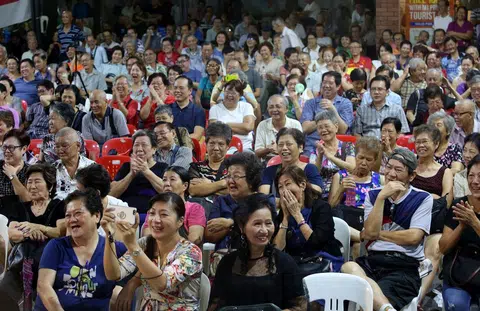2018年，牛车水广场人山人海，迎来3000人到场观看歌台表演。（新明日报）