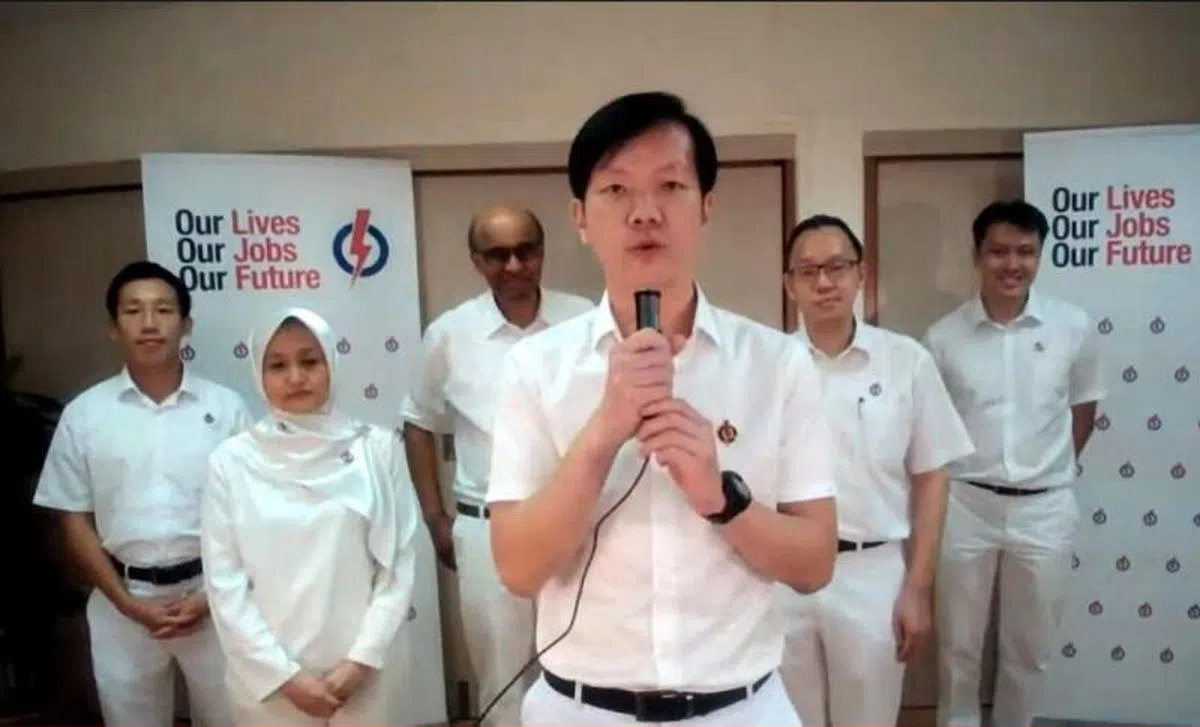  行动党裕廊集选区竞选团队赢得选民委托后答谢选民时，尚达曼（后排左三）特地邀请退选的林绍权出席。（裕廊集选区面簿） 