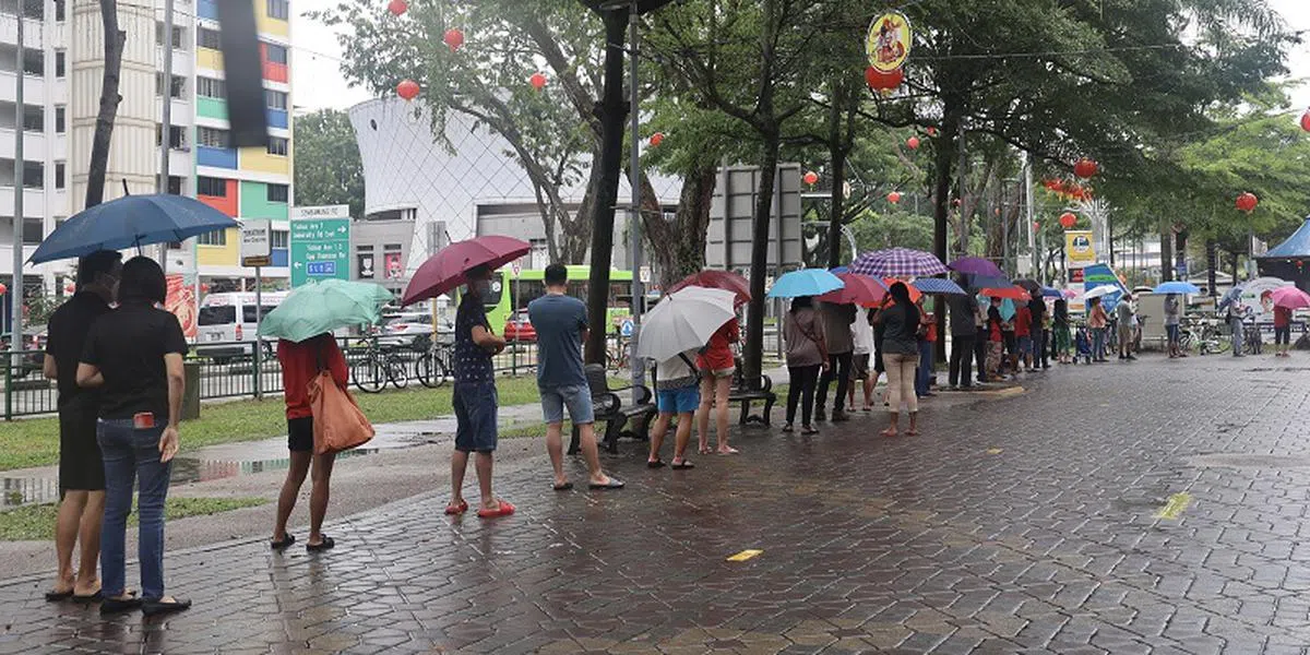 冒雨排队下注的人龙。（新明日报）