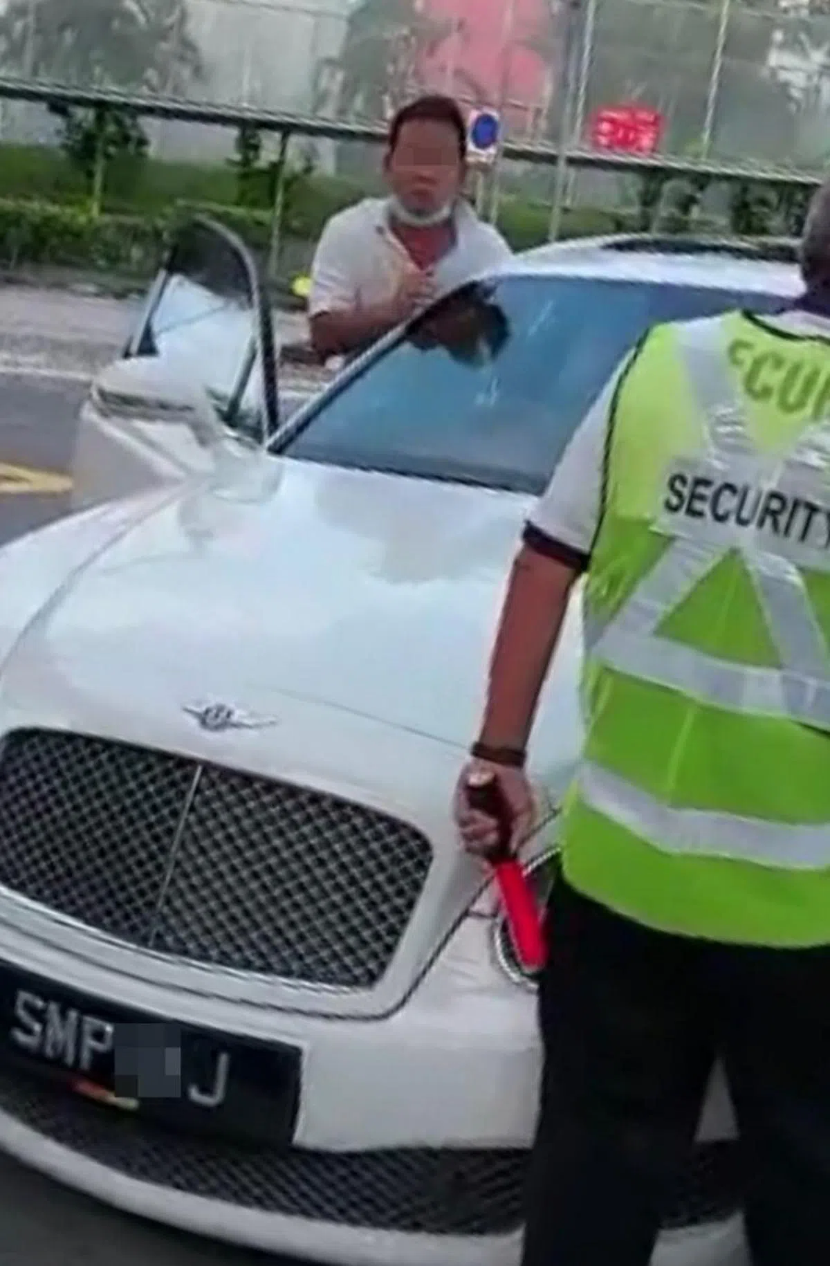 试图硬闯卍慈学校的“宾利车”爷爷，一夜间成了人人口中“有钱就可以欺负人的有钱人”。（视频截图）