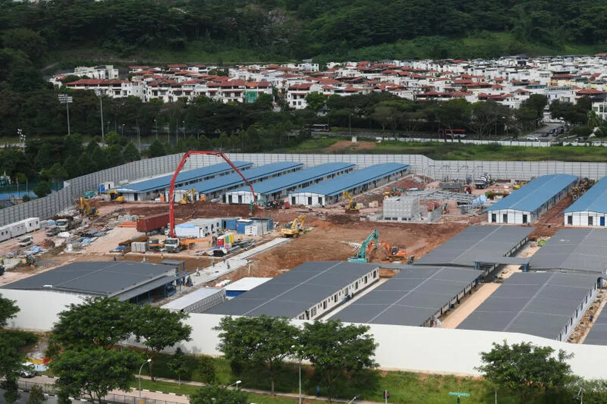  蔡厝港一带建造的速建宿舍，这类宿舍一般能使用两三年。（海峡时报） 