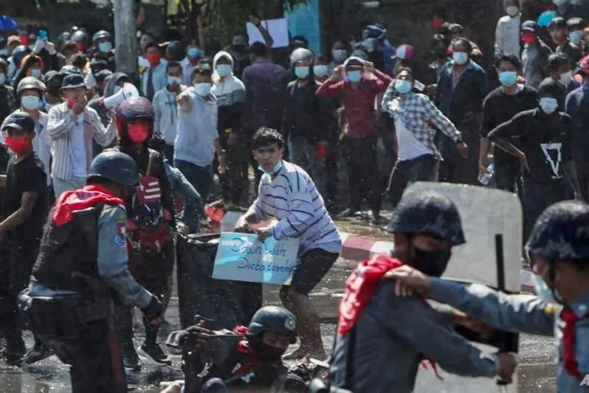 缅甸民众在2021年2月9日的抗议活动中，遭到警察鸣枪示警并使用水炮驱散。