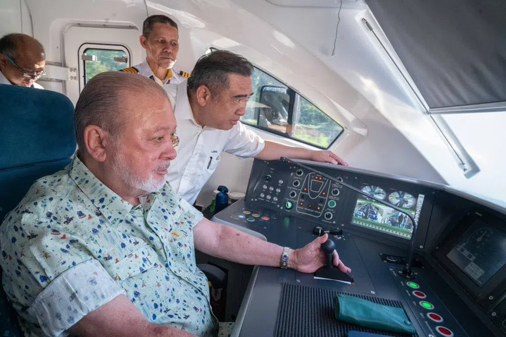 马来西亚国家元首苏丹依布拉欣（身穿浅绿色上衣者）热爱驾驶各种交通工具，除了拥有26级高功率火车驾驶执照，还有汽车、重型电单车、卡车、船艇及飞机驾照。右为马国交通部长陆兆福。