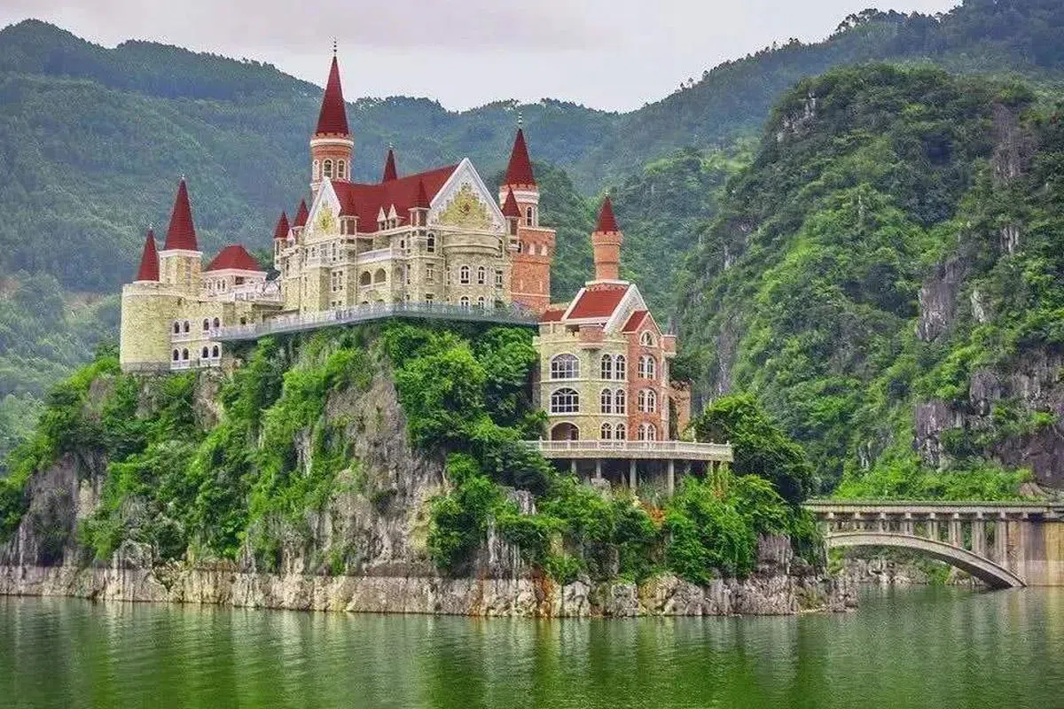 贵州兴义万峰湖吉隆堡酒店。（建筑畅言网） 