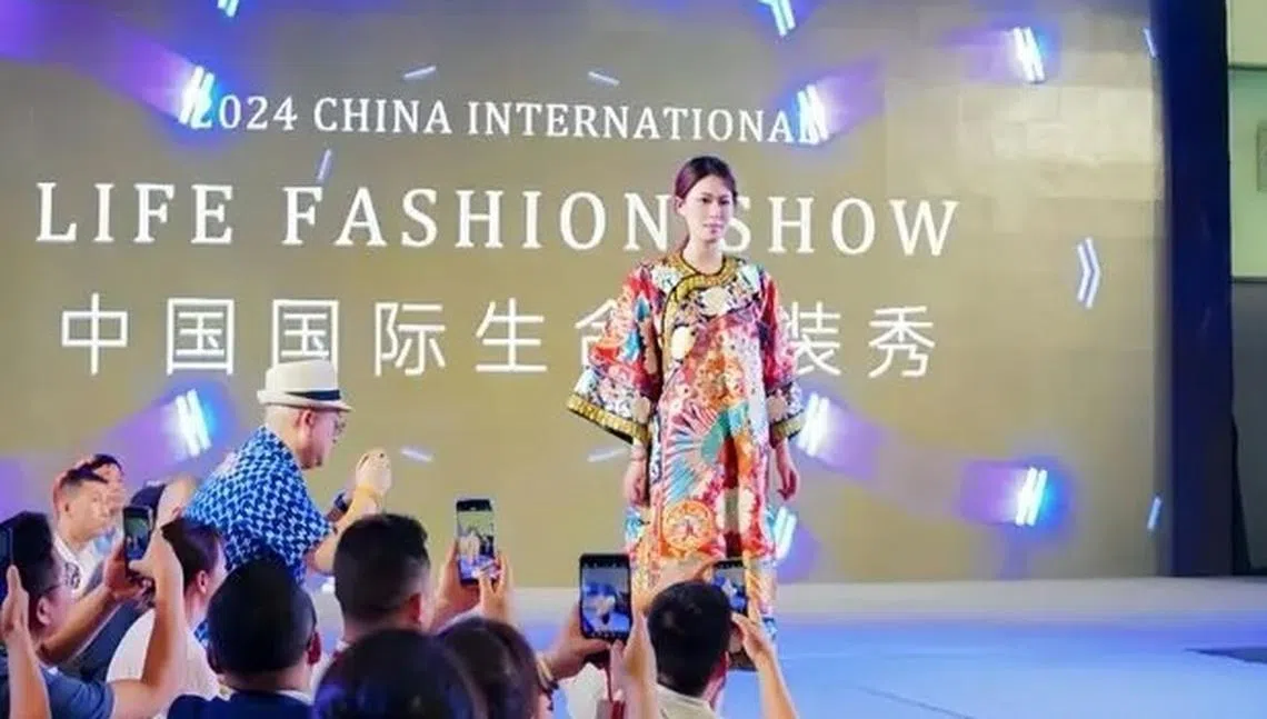 6月22日在天津举行的“中国国际生命时装秀”。（视频截图）