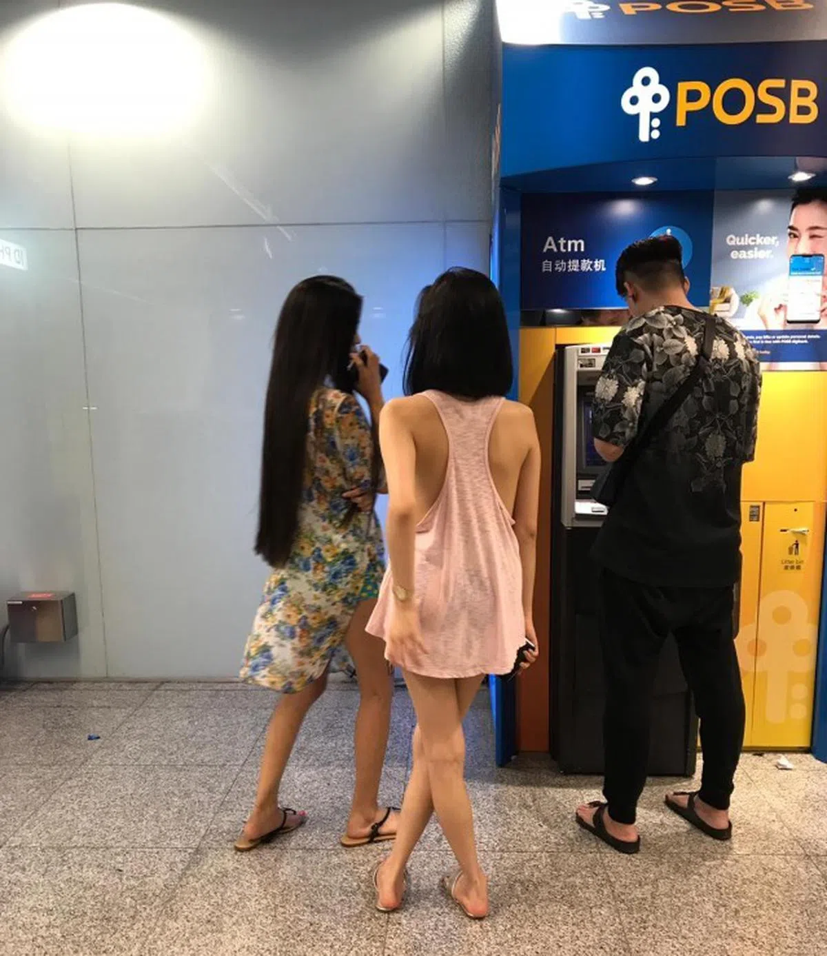  女子在索美塞地铁站的穿着。（取自面簿） 