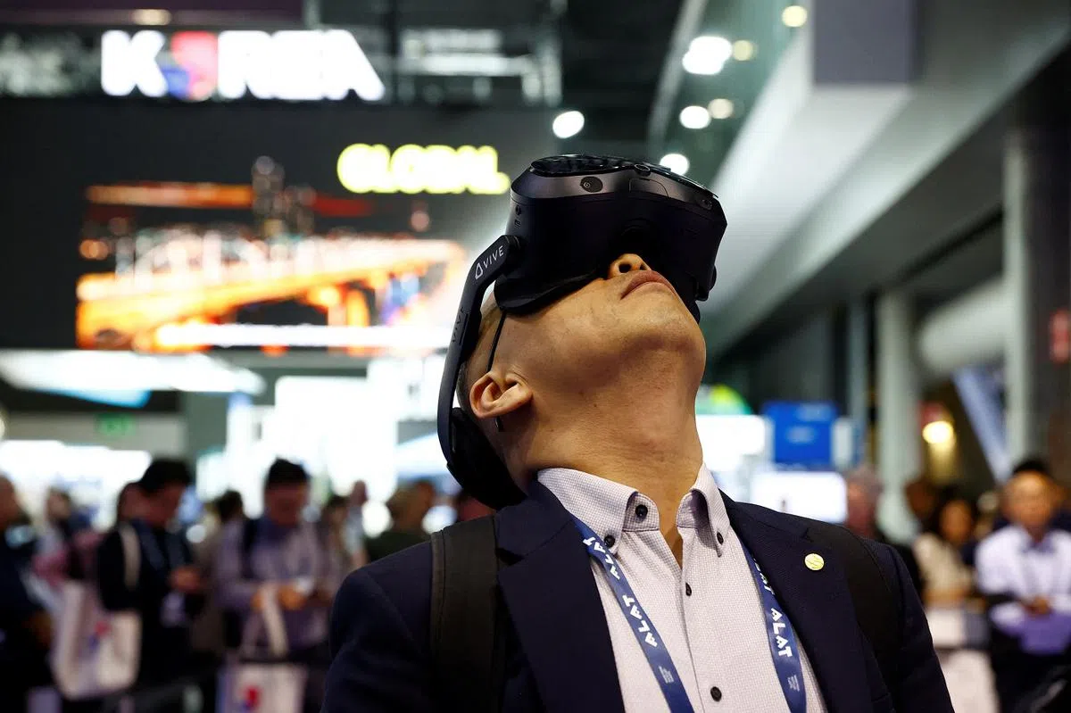 在数据时代，很多人花在虚拟世界中的时间越来越多。（路透社）