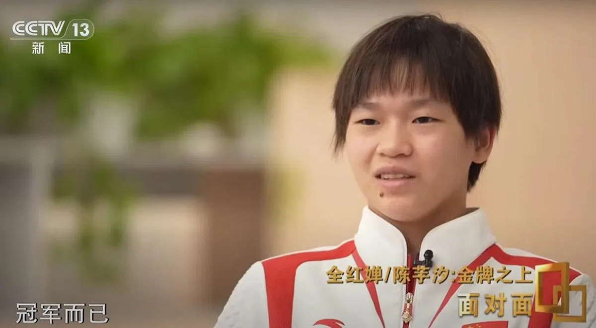 央视主持人提醒全红婵，她得了奥运冠军，但全红婵只淡淡回应：“冠军而已。”（视频截图）