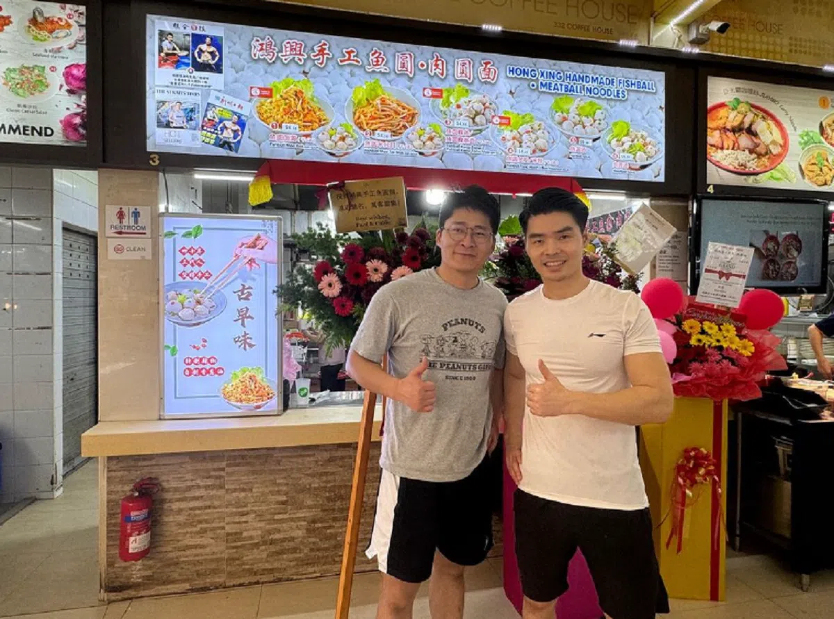 鸿兴手工鱼圆面摊摊主林燕斌（右）透露，宏茂桥摊位是他们第五家店。（william_hawkerhunk IG 截图）