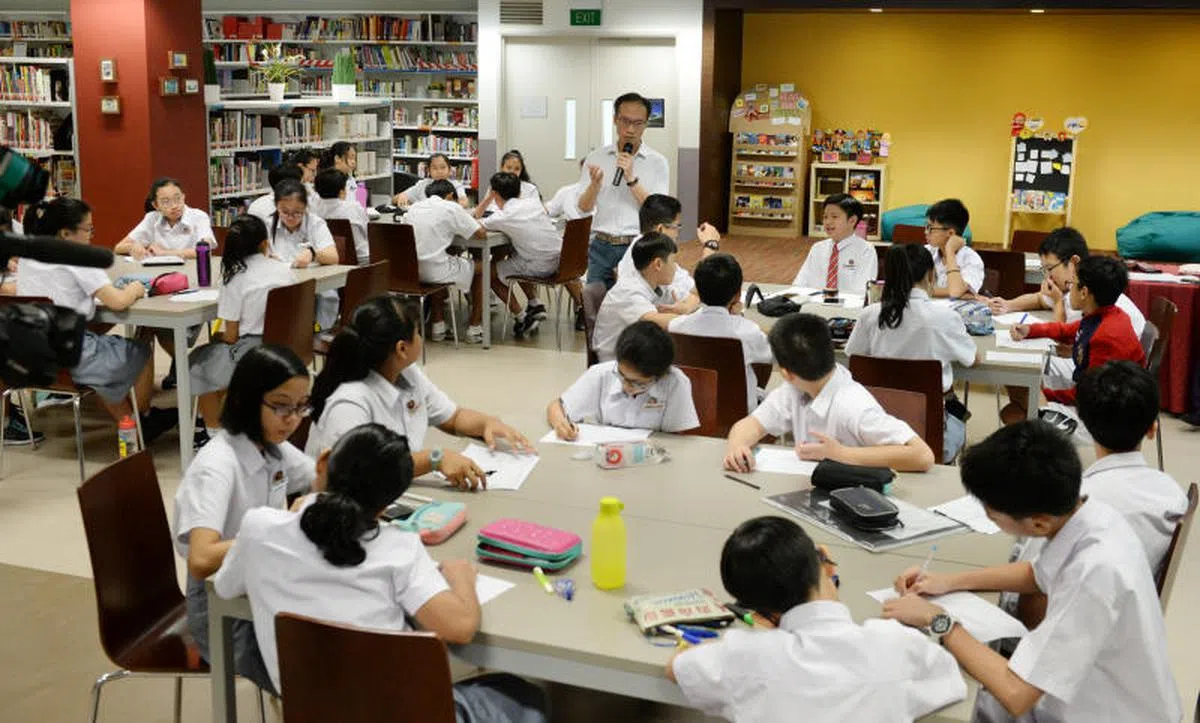  育德中学率先从2019年起，将不同源流的中一新生编入同个级任班，让他们能更好地融合、交流，淡化标签效应。（联合早报） 