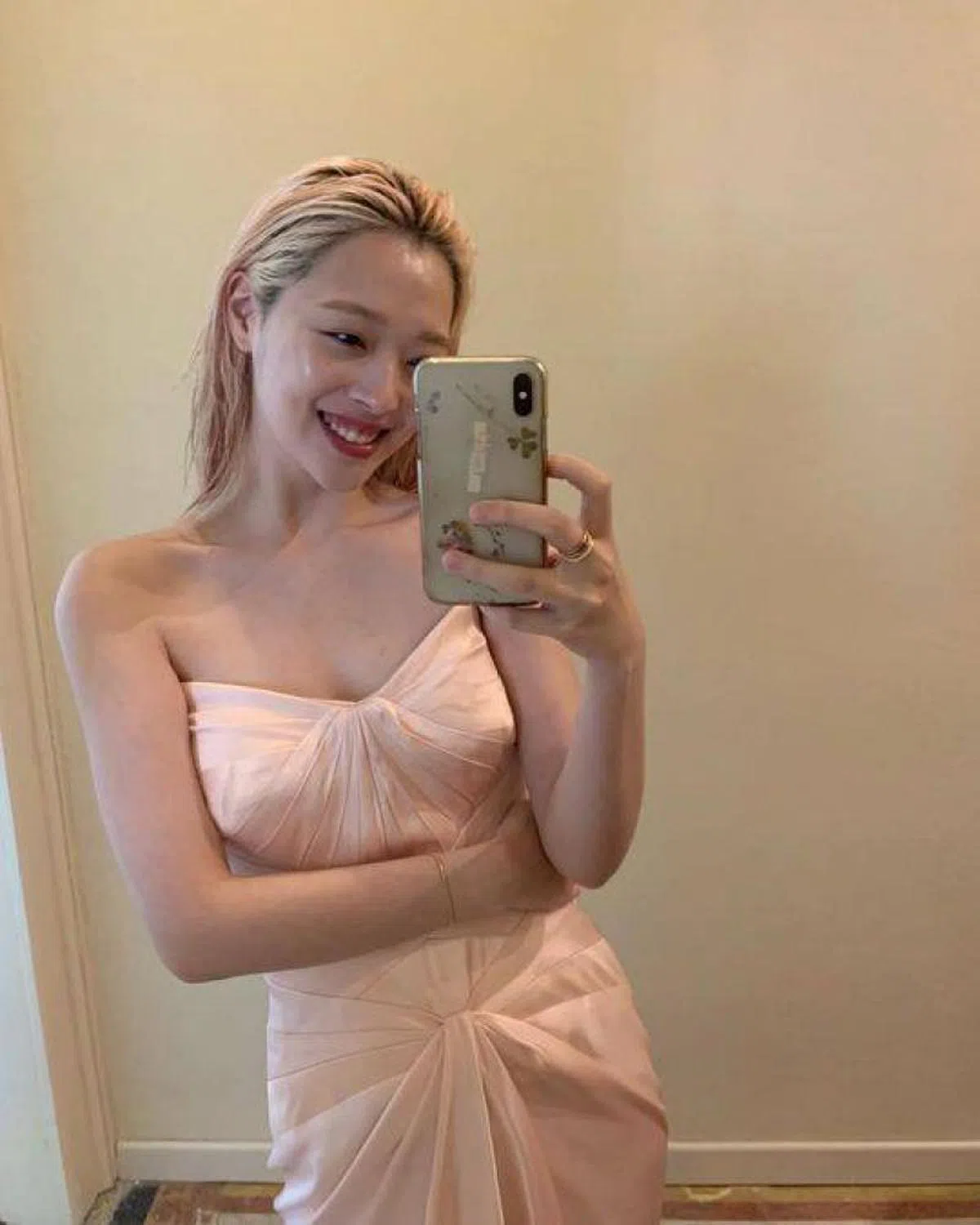  雪莉认为不穿胸罩很舒服。（雪莉 Instagram） 