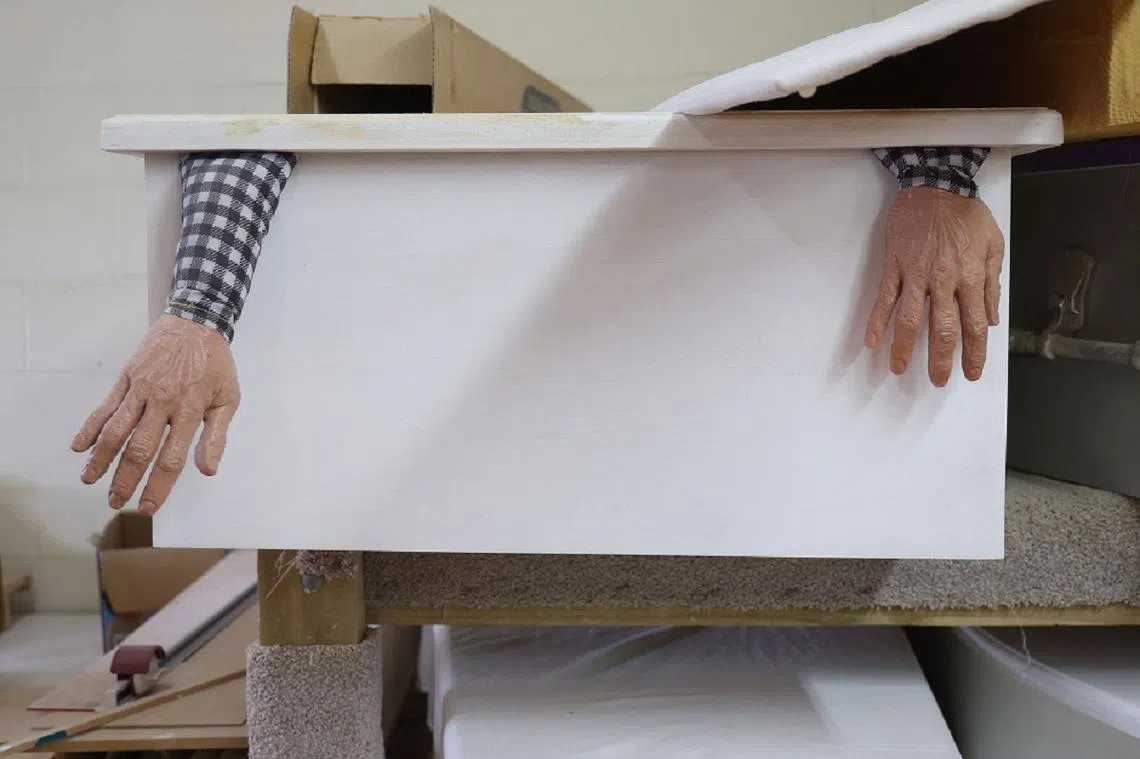 别怕别怕，看清楚一点，那是一双假手。（Kiwi Coffin Club脸书）