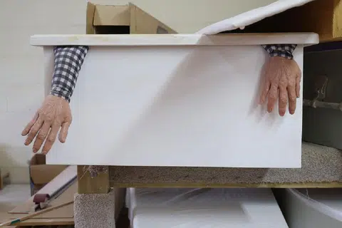 别怕别怕，看清楚一点，那是一双假手。（Kiwi Coffin Club脸书）