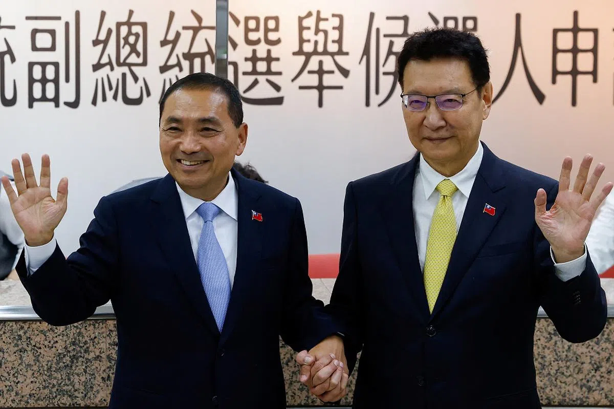 国民党的参选组合：侯友宜（左）与赵少康（右）登记为候选人。（路透社）