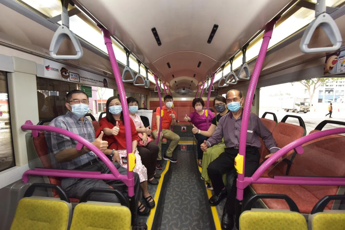  许燕安的家人在他驾驶的巴士拍照留念。（新捷运面簿） 