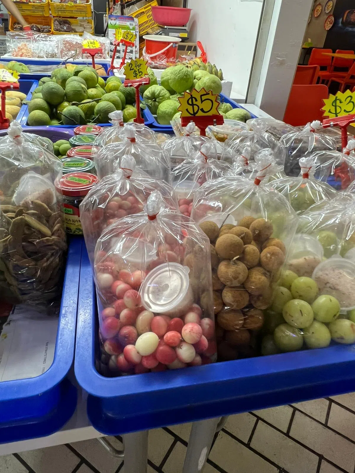 黄金坊内的蔬果店经常售卖时令的泰国水果。（叶孝忠摄）