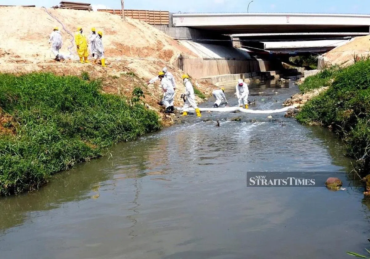  有关当局分秒必争清理河中的化学废料。（新海峡时报） 