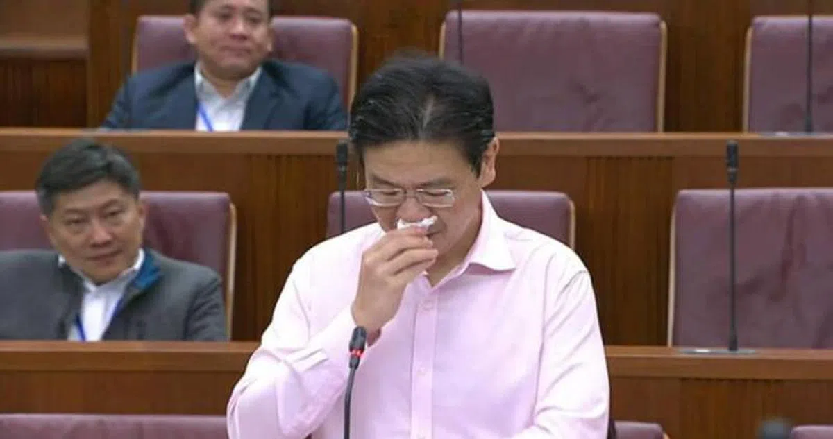 2020年本地疫情严峻期间，黄循财在感激医护人员付出时泪洒国会。（国会视频截图）