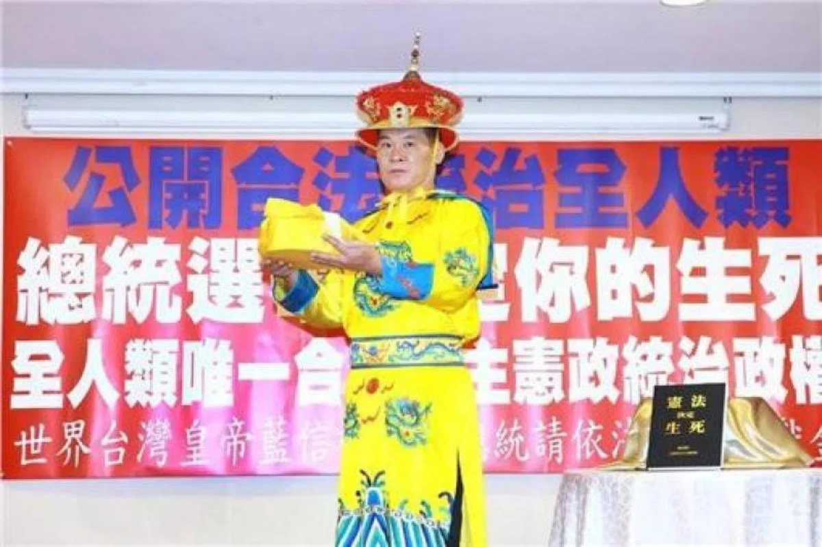  2015年蓝信祺宣布参选时，曾演出一码黄袍加身、跪拜天地、收受玉玺的闹剧。 （三立新闻） 