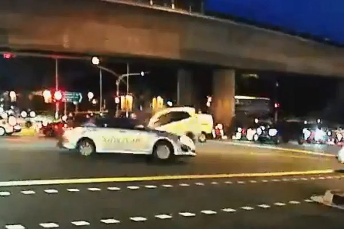  金文泰车祸视频截图显示正在右转的德士被直行的轿车撞翻。（互联网） 