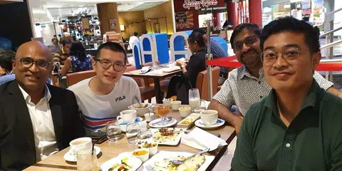 （左起）拉维、杨耀辉、亚伯拉罕维吉以及Imran Rahim今天中午共进午餐。（杨耀辉Instagram）