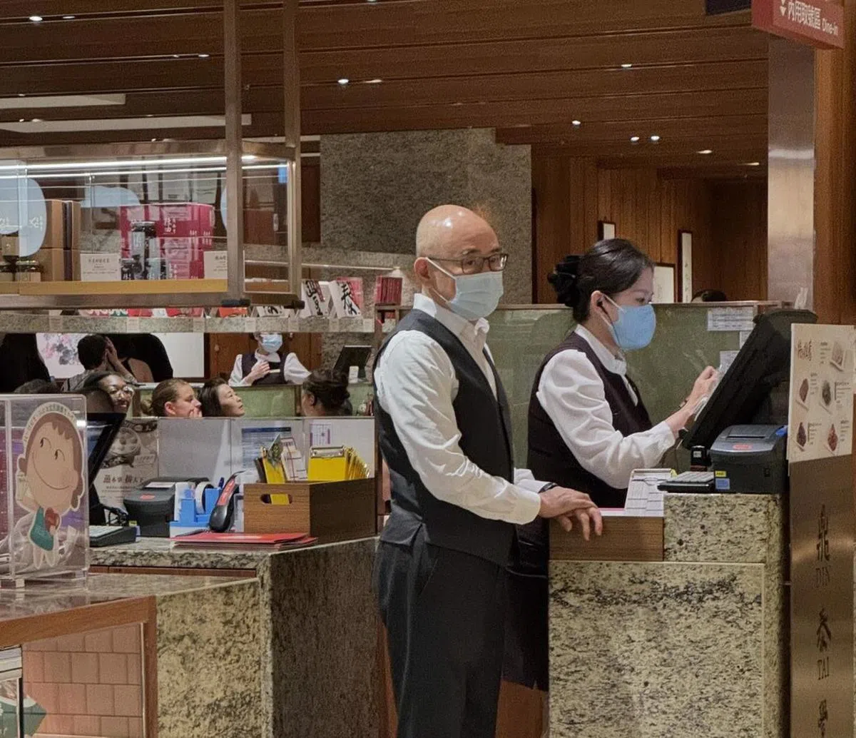 有网民分享在台湾鼎泰丰分店用餐碰到该公司董事长杨纪华（左）亲自在外场服务。（Thread）