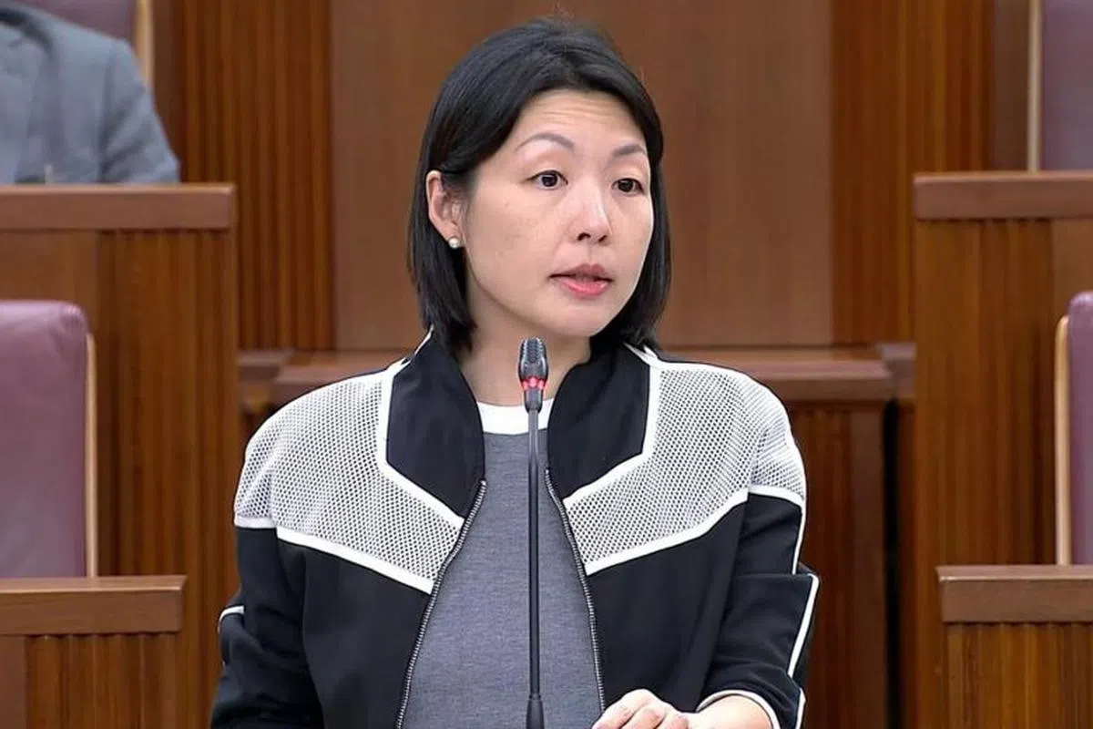  陈慧玲在国会上提问时样子很严肃。（海峡时报） 
