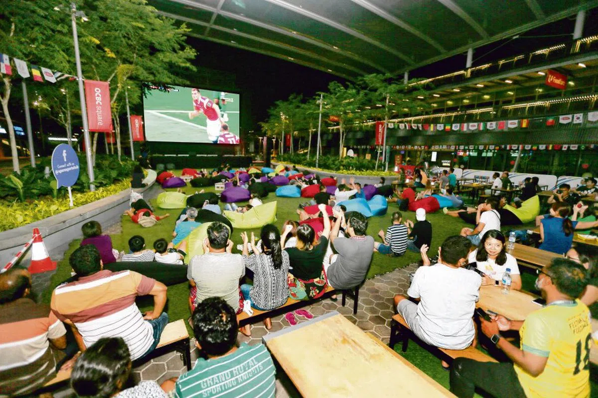 本地球迷在新加坡体育城观看2018年足球世界杯的转播。（海峡时报）