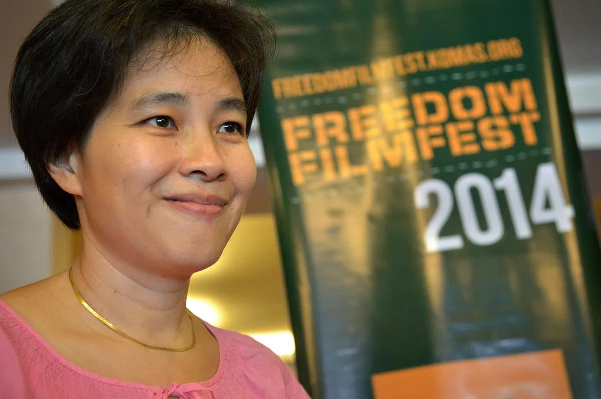  《星国恋》这部由本地导演陈彬彬制作的记录片，通过访问意识形态各异、1950至1970年代曾经参加学生运动或直接投身政治活动的一些人士，探讨因政治原因而离乡者的情感。（海峡时报） 