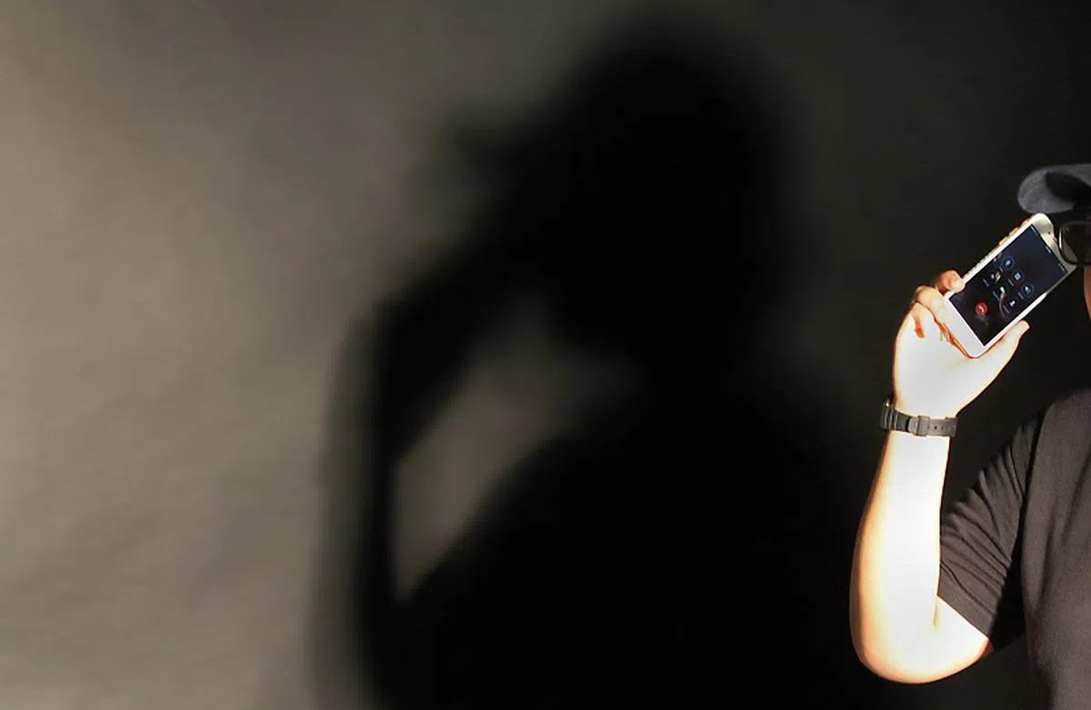 骗徒假扮银行或政府官员，通过电话或通讯应用联系受害者，说服对方提供相关资料。（海峡时报示意图）