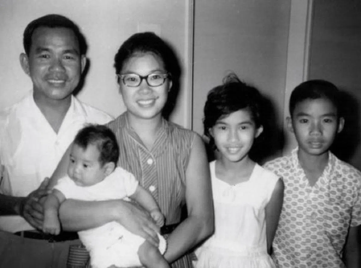 何永道（左一）与妻子罗慧敏（中）育有两男一女，这张全家福摄于1962年。罗慧敏于1977年不敌肺癌辞世。（取自何永道回忆录）