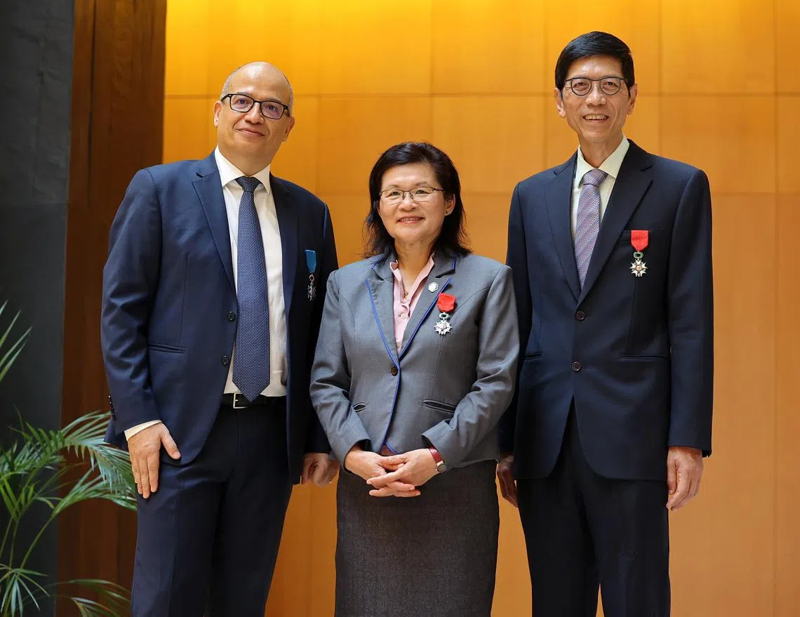 雷尼亚教授（左起）、梁玉心教授，及陈祝全教授获授予法国荣誉军团勋章的骑士勋章。（联合早报）