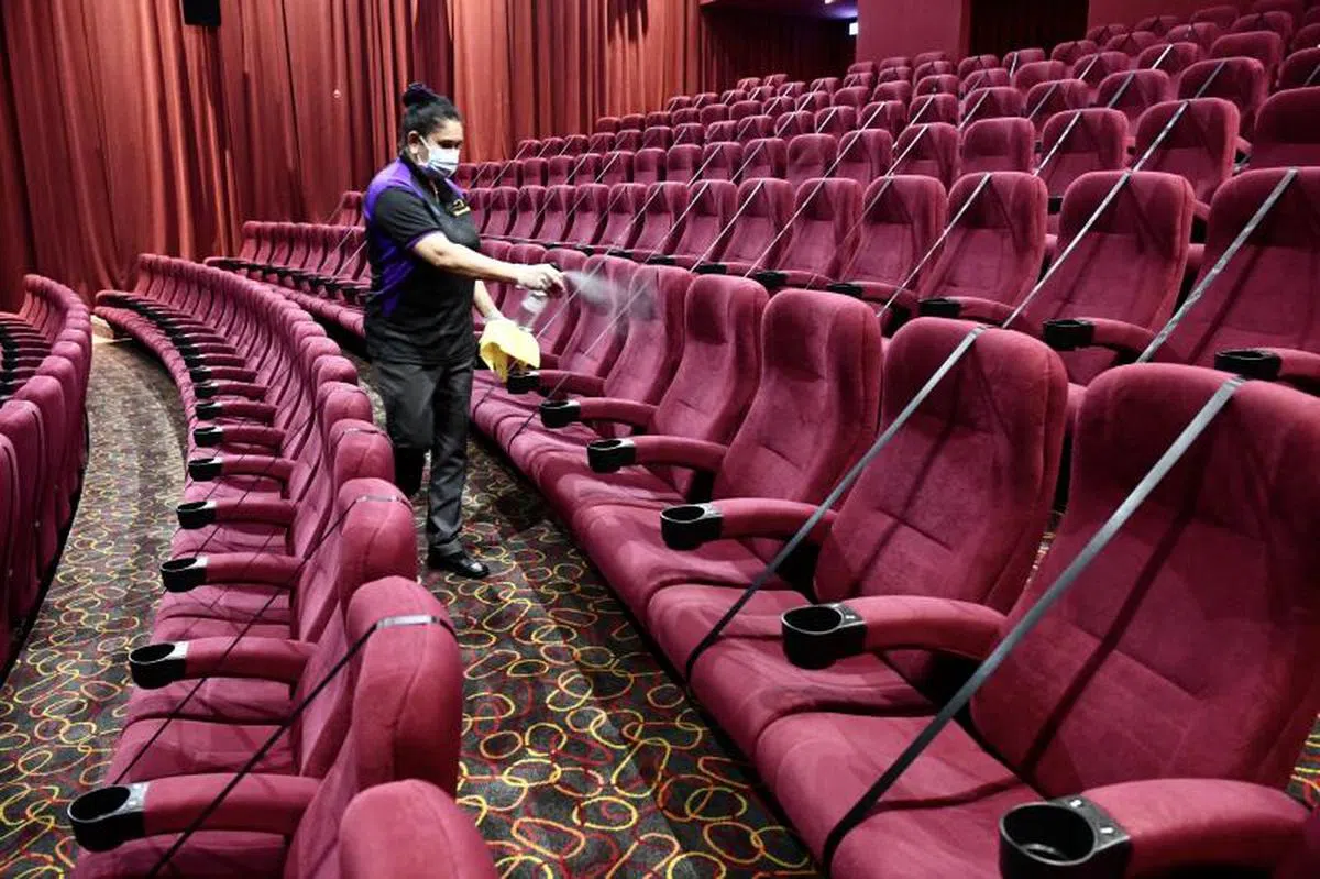  电影院业者嘉华院线（Golden Village）为旗下电影院消毒，上星期重新营业。（海峡时报） 