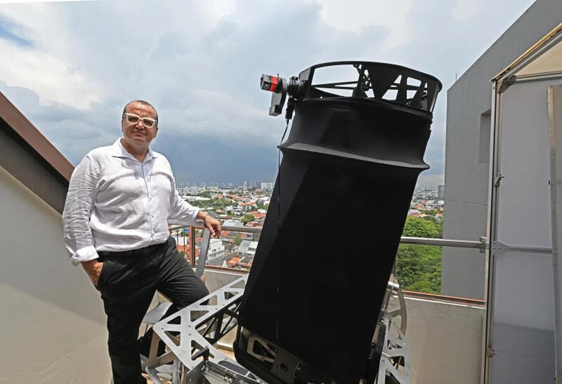 马克把自制的望远镜摆放在他卧室外的露台上。（海峡时报）