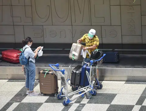 旅游需求暴增，多个国家的航空领域面临人手短缺，加剧了行李处理不当的问题。（海峡时报）