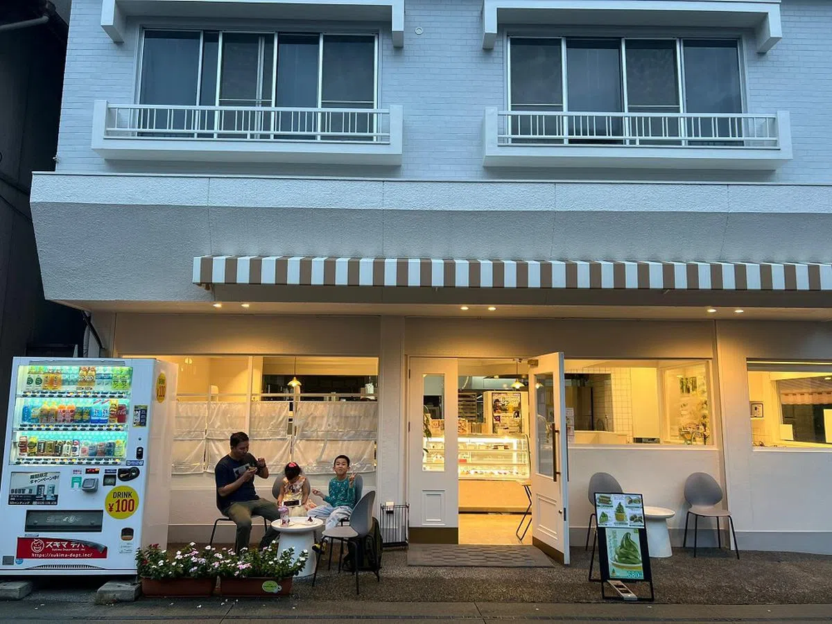红蚂蚁今年10月去了一趟宇治，那里大街小巷都有大大小小的商店在售卖抹茶相关产品。（红蚂蚁摄）