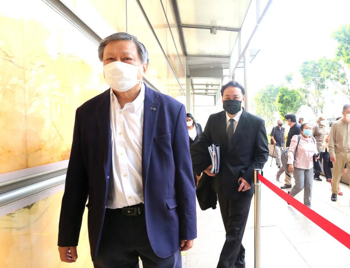 梁实轩（白色口罩）于2018年11月在面簿转发了一则新闻，文章称李总理是马来西亚一马公司弊案的主要调查对象。李总理过后起诉梁实轩诽谤，案件2019年10月在高庭审结。（联合晚报）