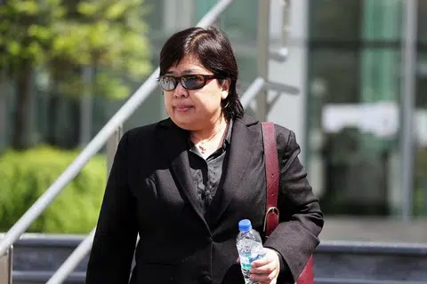 前女军官潘秋玉多次出门不戴口罩而被控上庭，今早辩称当局调查程序有误，并以曾经为国奉献为由，要求控方撤销控状。（海峡时报）