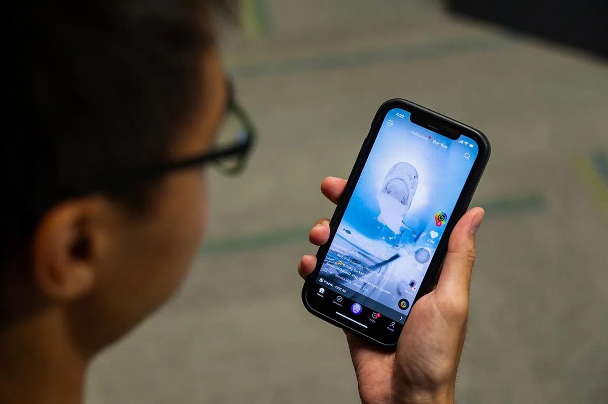 有家长申诉，多了一台个人学习电子配备让他们更难监督孩子使用手机平板等电子产品的情况。（联合早报示意图）