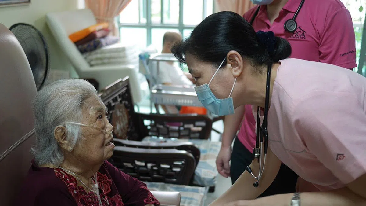 慈怀病院的护士上门为病患提供护理。（HCA Hospice Care提供）