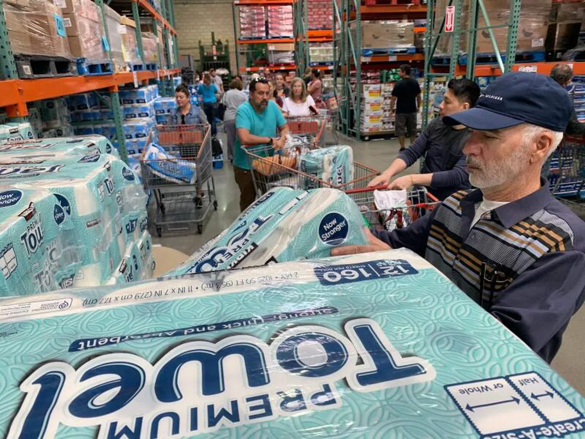 美国加州民众都涌到好市多（Costco）大卖场去抢购卫生纸。（法新社） 