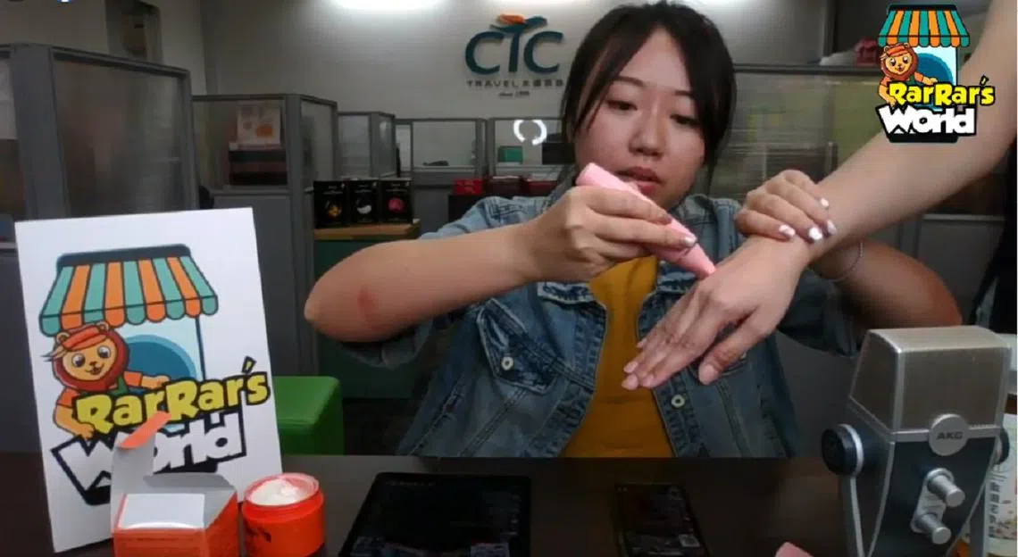 大通旅行社网上开播卖热门旅游景点的产品。（大通旅行社）