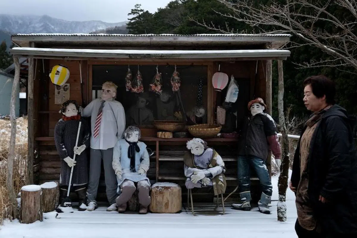 日本四国德岛县偏远山区的名顷村，2019年只剩约27名村民居住，而且清一色都是长者。其中一名居民——现年71岁的绫野月美（右一）为了帮名顷村增添“人气”，制作出数百个真人大小的稻草人以各种富有生活气息的造型放置在村中各地，这些稻草人数量如今已多达350个，是村民的10倍以上，吸引不少人慕名去观光，真的为这个“无人小村”增添不少人气。（法新社）