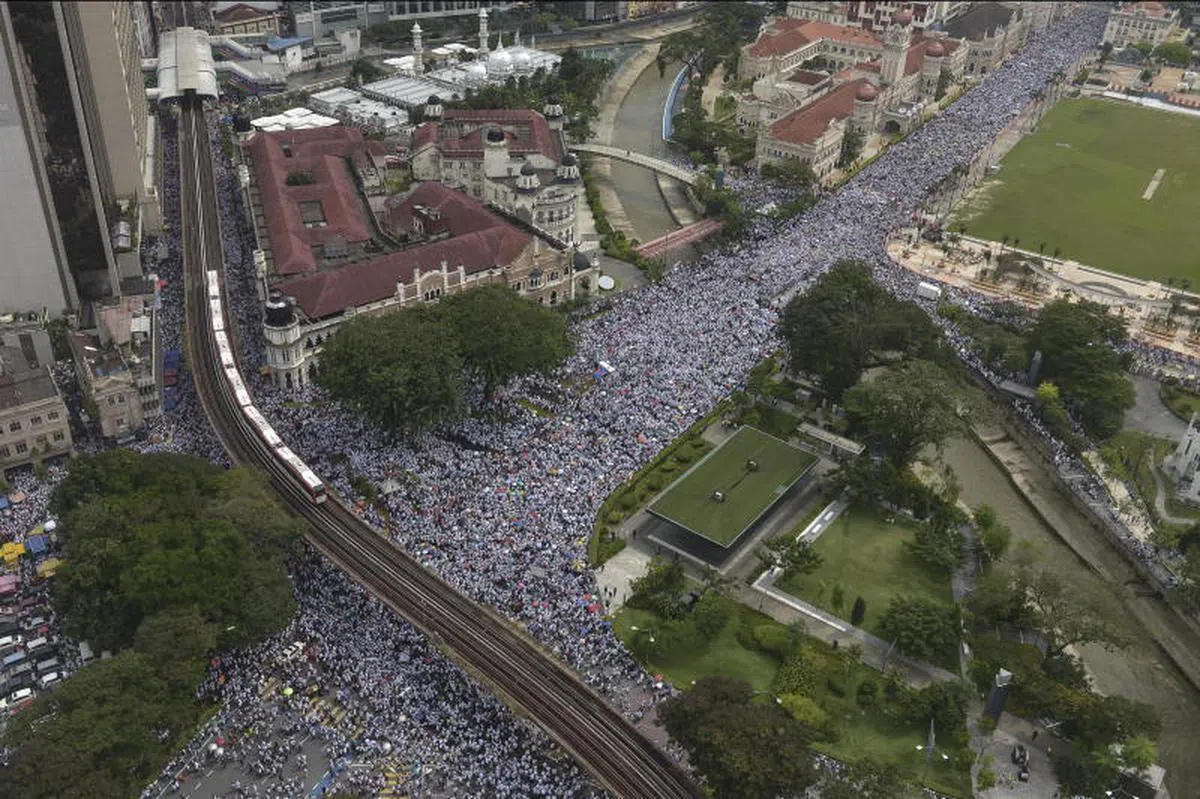  马来西亚穆斯林政党与非政府组织号召的反对“消除一切形式种族歧视国际公约”（ICERD）集会，于本月8日在吉隆坡市中心举行，现场人山人海。（欧新社） 