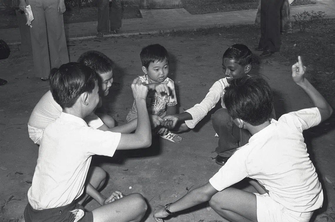 没有手机，孩子们玩得一样快乐。（海峡时报档案照）