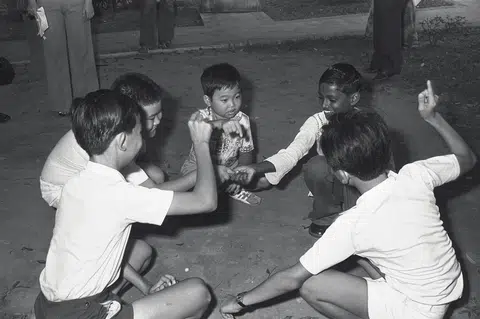 没有手机，孩子们玩得一样快乐。（海峡时报档案照）