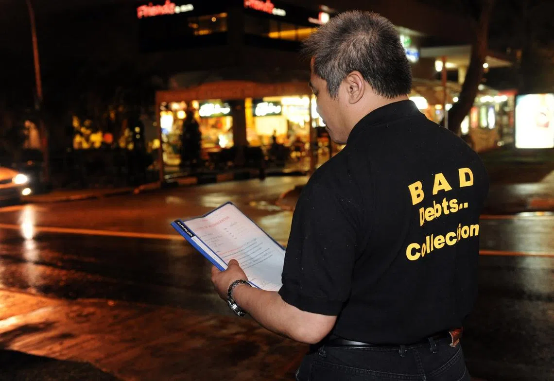 收债人员执行任务。（海峡时报）