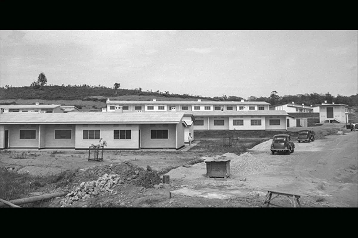 1957年，由殖民政府成立的新加坡改良信托局（现为建屋局）在武吉班让山脚下建设住房，以解决住宅短缺的问题。（Roots.sg）