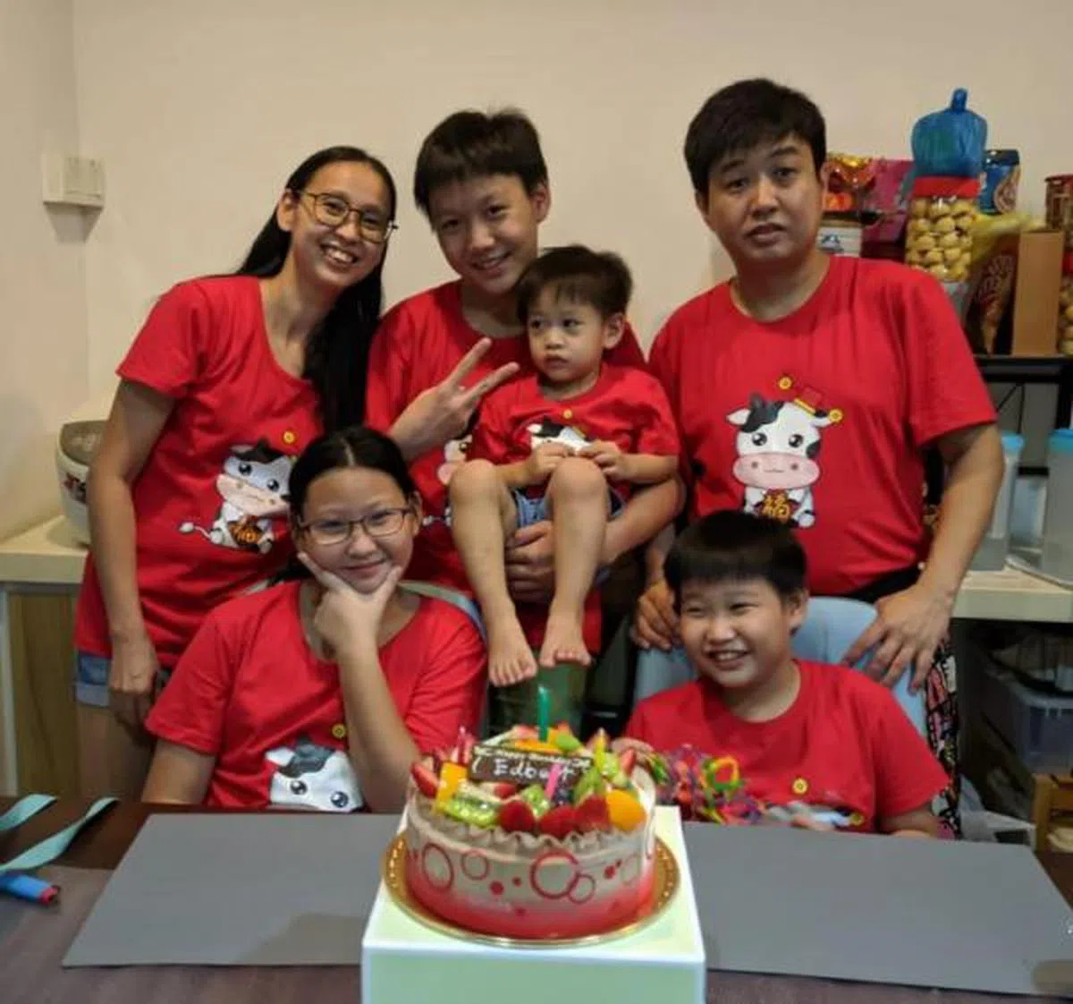 李淑利（后排左一）与丈夫育有四名孩子。一家后来都相继确诊冠病，所幸余者的症状都十分轻微，都能居家隔离慢慢养病。（新加坡国大医院）