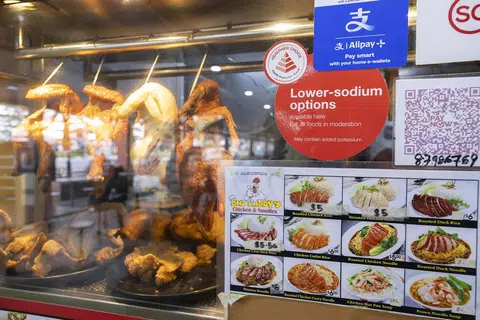 小贩中心的鸡饭摊推出“低钠”（Low Sodium）选项。（海峡时报）